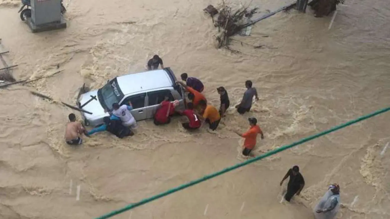 Banjir Setinggi Lutut Menggenangi Sebagian Wilayah Penang