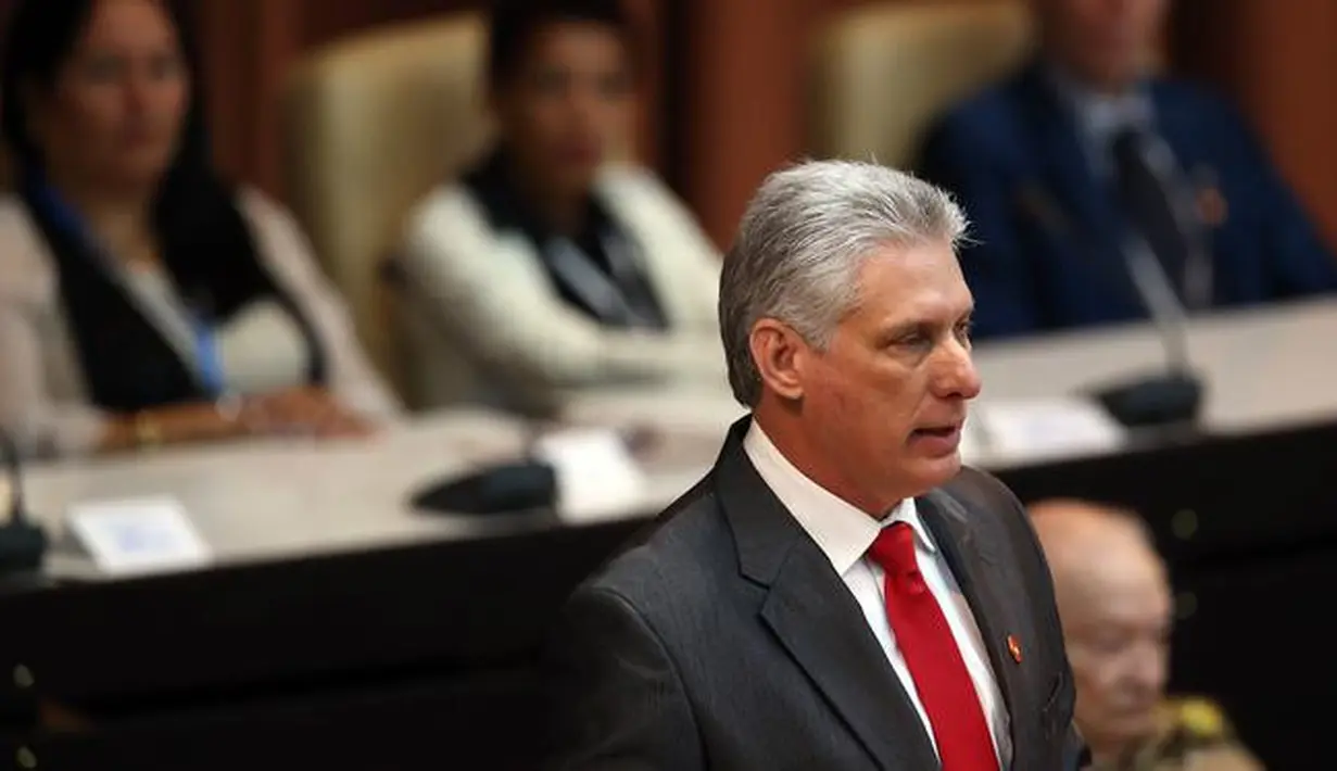 Presiden baru Kuba, Miguel Díaz-Canel menyampaikan pidato setelah resmi terpilih di Majelis Nasional, Havana, Kamis (19/4). Warga Kuba meyakini, terpilihnya Diaz-Canel tidak akan membuat perubahan besar dalam jangka pendek. (Alejandro Ernesto/POOL/AFP)
