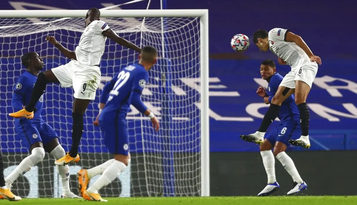 Pemain Rennes Nayef Aguerd menyundul bola ke gawang Chelsea pada pertandingan Grup E Liga Champions di Stadion Stamford Bridge, London, Inggris, Rabu (4/11/2020). Chelsea mencukur Rennes dengan skor 3-0. (Clive Rose/Pool via AP)