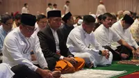 Wakil Ketua Umum PSSI Zainudin Amali menjalankan salat Idul Fitri bersama pemain dan ofisial Timnas Indonesia U-22. (Dok PSSI)