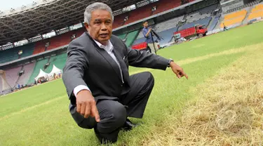 Ketua umum PSSI Djohar Arifin Husin melakukan pengecekan lapangan di Gelora Bung Karno, Jakarta (26/3/2015). Peninjauan dilakukan sebagai persiapan menjelang Kualifikasi grup H Piala Asia 2016. (Liputan6.com/Helmi Afandi)