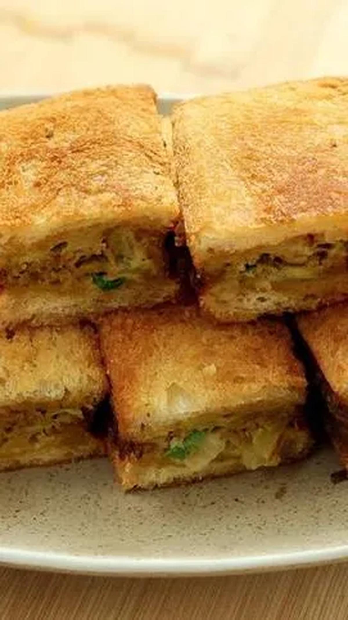 2. Martabak Telur Roti Tawar&nbsp;