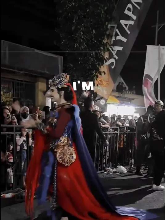 Tahun ini yang mengusung tema Explorasi Expresi itu diikuti oleh sekitar 7000 peserta. Perempuan tiga orang anak itu juga ikut karnaval. [Instagram/horeggank]