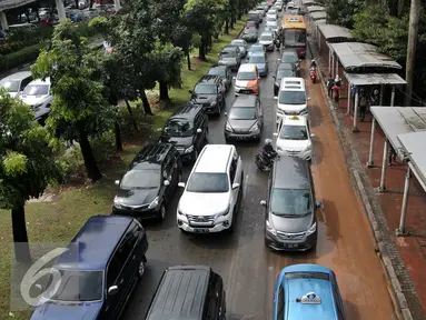 Kepadatan kendaraan di Jalan Jenderal Sudirman, Jakarta, Selasa (30/8). Pasca diguyur hujan, sejumlah ruas jalan utama di Jakarta mulai mengalami kemacetan. (Liputan6.com/Yoppy Renato)