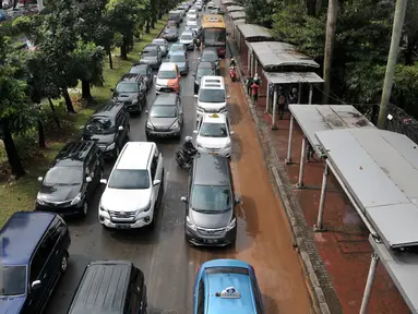 Kepadatan kendaraan di Jalan Jenderal Sudirman, Jakarta, Selasa (30/8). Pasca diguyur hujan, sejumlah ruas jalan utama di Jakarta mulai mengalami kemacetan. (Liputan6.com/Yoppy Renato)