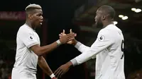 Penyerang Manchester United, Romelu Lukaku melakukan selebrasi dengan Paul Pogba usai mencetak gol ke gawang Bournemouth pada pertandingan Liga Inggris di Stadion Vitality, (18/4). MU menang 2-0 atas Bournemouth. (AP Photo/Adam Davy)