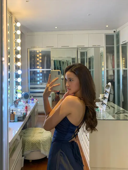 Unggah foto mirror selfie, anak sambung Deswita Maharani ini curi perhatian. Meski tanpa pamer senyum, tak mengurangi pesona anak Ferry Maryadi dan Risma Nilawati ini. Dress warna biru dongker yang dikenakan oleh Leya sangat cocok dirinya, apalagi dengan rambut digerai yang menutupi punggungnya. Punya pesona tersendiri, tak heran jika nantinya Leya bersinar dan punya banyak penggemar. (Liputan6.com/IG/@harleyavaprincy)