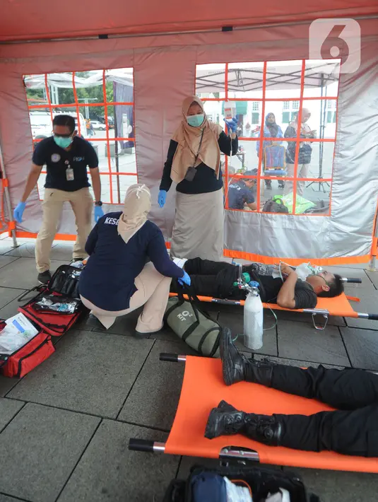 Simulasi evakuasi mandiri bencana gempa melibatkan sejumlah elemen yang tergabung dalam Tim Penanggulangan Bencana Indonesia. (merdeka.com/Imam Buhori)