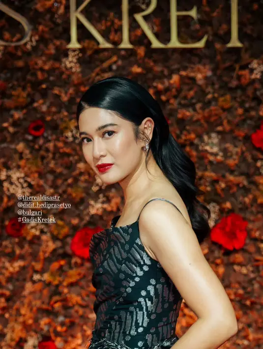 Gaun cantik ini dipadukan dengan hand bad dan jam tangan Serpenti dari Bulgari berwarna hitam legam [@hagaipakan]