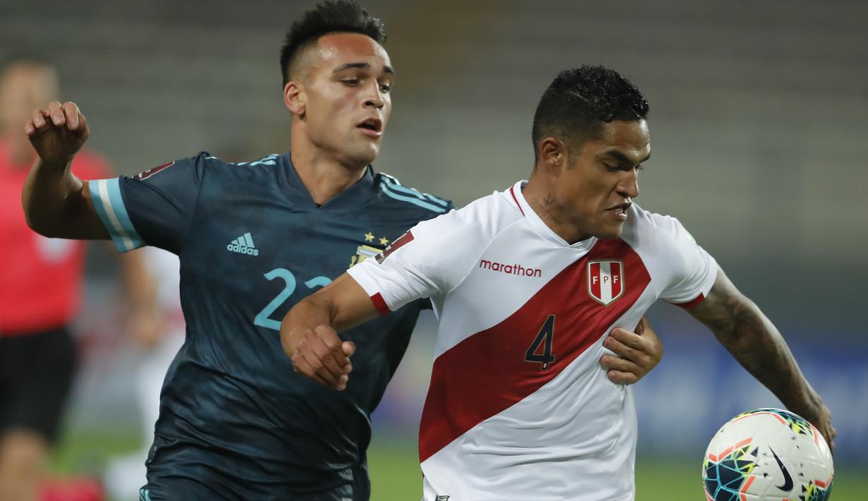 Penyerang Argetina, Lautaro Martinez, berebut bola dengan bek Peru, Anderson Santamaria, pada laga kualifikasi Piala Dunia 2022 zona CONMEBOl di Estadio Nacional de Lima, Rabu (18/11/2020) pagi WIB. Argentina menang 2-0 atas Peru. (AFP/Daniel Apuy/pool)
