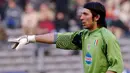 Kiper Juventus, Gianluigi Buffon, memberikan arahan kepada rekannya saat melawan Reggina pada laga Liga Italia di Stadion Delle Alpi, Minggu (15/1/2006). (AP Photo/Luca Bruno)