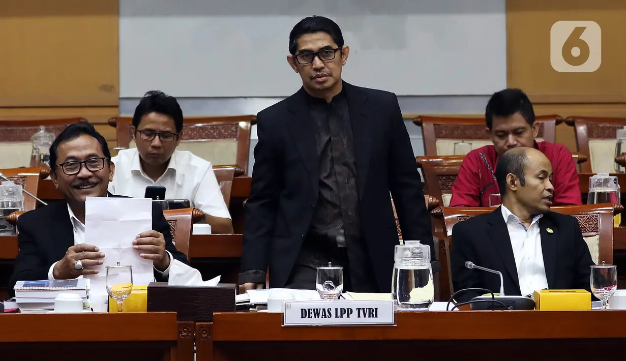 Ketua Dewas TVRI Arief Hidayat (tengah) mengikuti rapat dengar pendapat dengan Komisi I DPR, Jakarta, Selasa (21/1/2020). Rapat tersebut untuk mendapat kejelasan dari Dewas TVRI tentang perkembangan penyelesaian masalah pemberhentian Dirut LPP TVRI Helmy Yahya. (Liputan6.com/Johan Tallo)