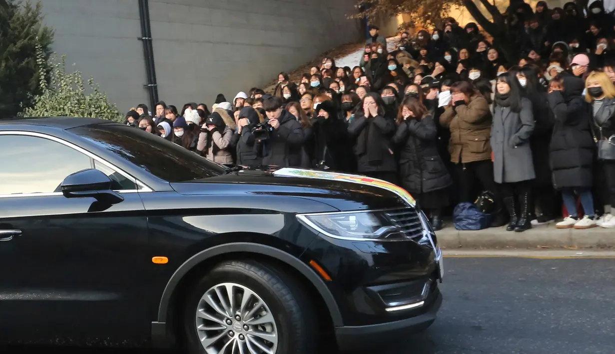 Mobil yang membawa jenazah Jonghyun SHINee keluar dari rumah persemayaman di Asan Hospital, Seoul menuju tempat pemakaman, Kamis (21/12). Prosesi pelepasan jenazah pria 27 tahun itu dipimpin sahabatnya, Minho SHINee dan kakak Jonghyun. (AP/Ahn Young-joon)