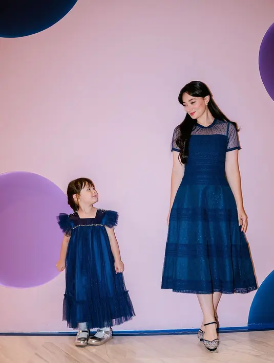 <p>Asmirandah dan Chloe tampil menawan dengan gaun biru serasi namun memiliki desain berbeda yang sama-sama memukau. [@asmirandah89].</p>