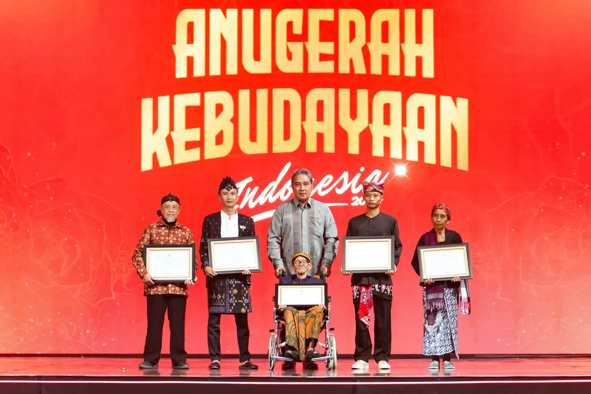 Mendikbudristek Nadiem Anwar Makarim memberikan penghargaan kepada lima orang penggerak budaya yang masuk sebagai kategori Pelestari dalam Anugerah Kebudayaan Indonesia (AKI) Tahun 2024.