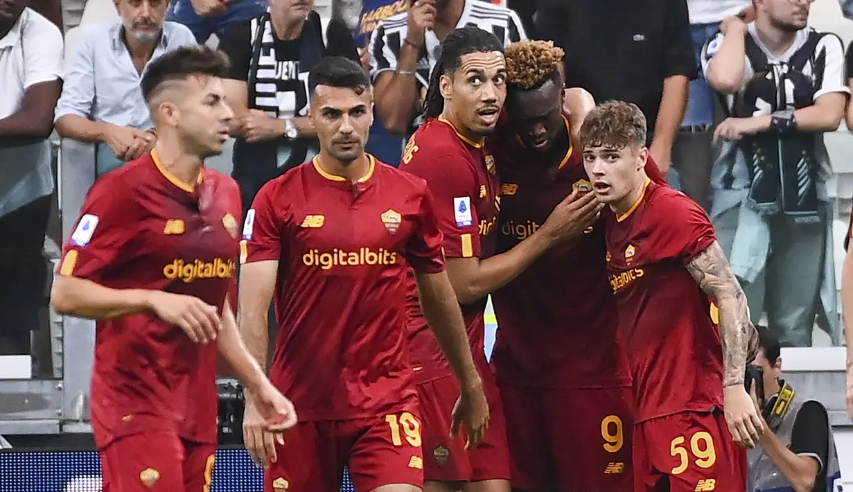 Gol yang dinanti AS Roma pun lahir pada menit ke-79. Berawal dari sepak pojok yang dilepaskan Lorenzo Pellegrini, Paulo Dybala melepaskan umpan ke depan gawang Juventus yang mampu diselesaikan dengan tandukan kepala Tammy Abraham. (LaPresse via AP/Marco Alpozzi)