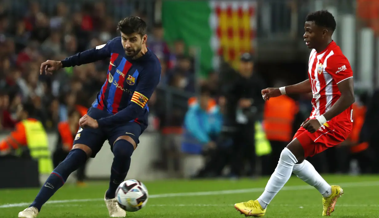 Tampil menjadi starter saat menghadapi Almeria di Camp Nou dan diberi kepercayaan mengenakan ban kapten, Gerard Pique menjalani laga ke-616 bersama Barcelona di semua ajang yang menjadi laga terakhirnya. (AP/Joan Monfort)