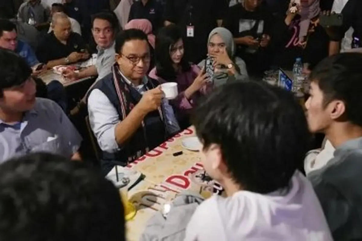 Anies Baswedan saat berbincang dengan anak-anak muda di Pontianak. (Istimewa)