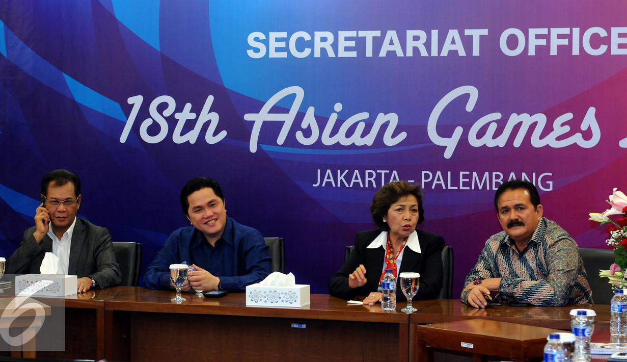 Ketua KOI, Erick Thohir (kedua kiri) memimpin rapat serah terima jabatan di Gedung KOI Jakarta, Senin (23/11/2015). Erick Thohir secara resmi menjabat Ketua Umum KOI periode 2015-2019. (Liputan6.com/Helmi Fithriansyah)