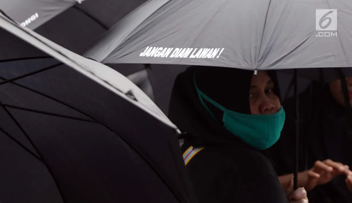 Peserta melakukan aksi Kamisan ke-571 di depan Istana Negara, Jakarta, Kamis (24/1). Mereka meminta pemerintah segera menuntaskan penyelesaian kasus pelanggaran HAM masa lalu. (Liputan6.com/Helmi Fithriansyah)