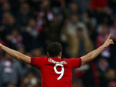 Striker Bayern Munchen, Robert Lewandowski merayakan gol yang dicetaknya ke gawang Dinamo Zagreb pada laga Liga Champions di Stadion Allianz Arena, Jerman, Rabu (30/9/2015). Munchen berhasil menang 5-0. (Reuters/Michael Dalder)