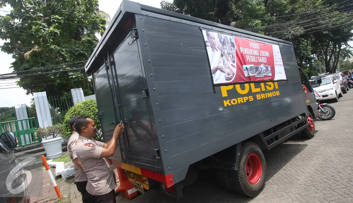 Sebagian logistik program Peduli Garut dari Relawan Pendukung Jokowi dibawa dengan mobil brimob, Jakarta, Rabu (28/9). Rencananya Para Relawan ini akan melaksanakan program Peduli Garut selama tiga hari. (Liputan6.com/Immanuel Antonius) 