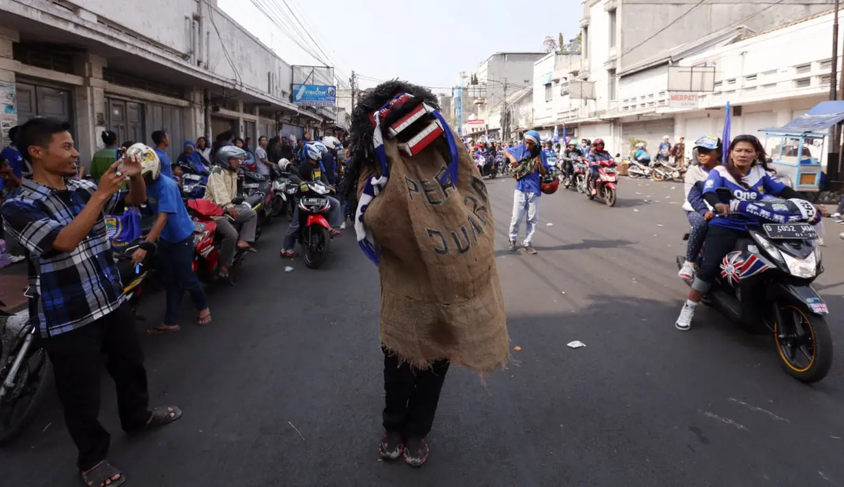 Reog yang terbuat dari karung goni ini berasal dari daerah Ujung Berung ini turut meramaikan Pawai Persib Juara Piala Presiden, Minggu (25/10/2015). (Bola.com/Nicklas Hanoatubun)