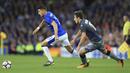 Gelandang Hajduk Split, Josip Juranovic, mengejar striker Everton, Kevin Mirallas, pada laga leg I play-off Liga Europa di Stadion Goodison Park, Jumat (18/8/20127). Everton menang 2-0 atas Hajduk Split. (AP/Nigel French)