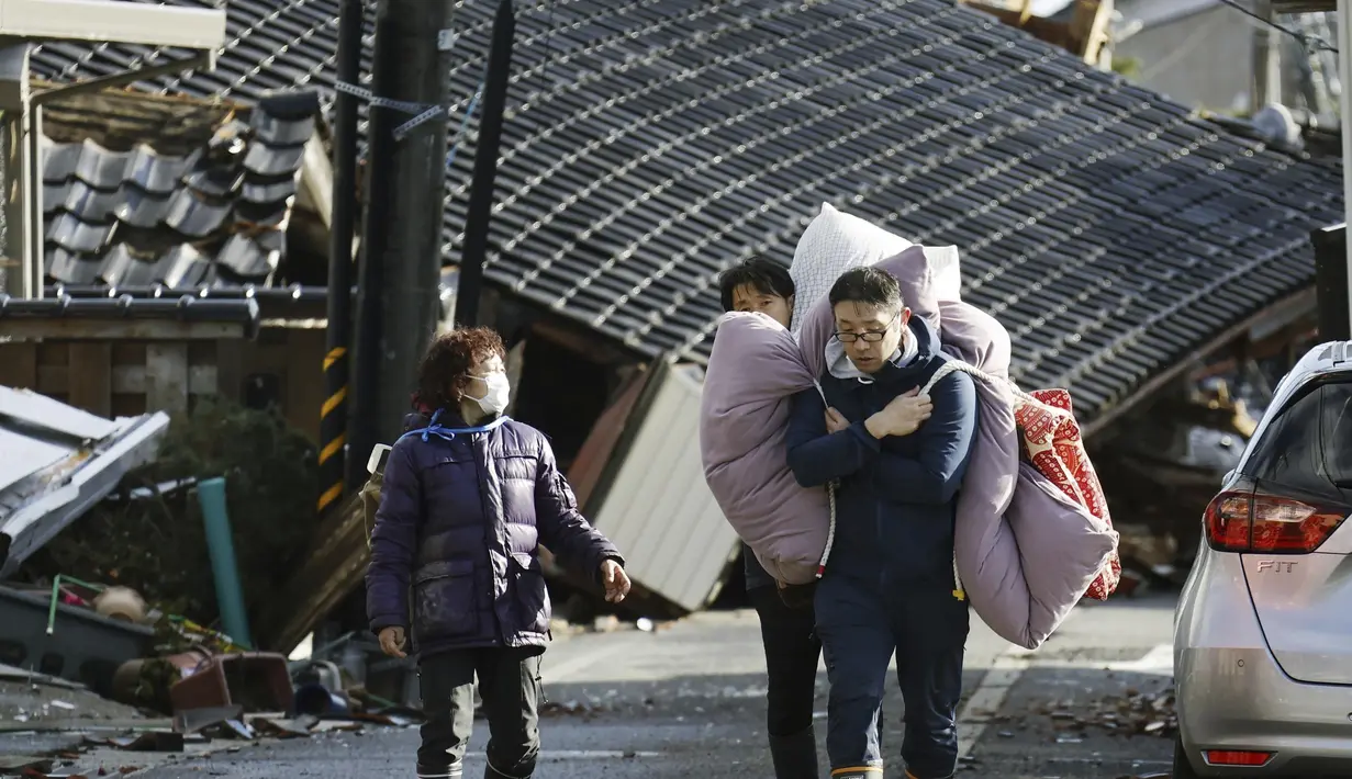 Beberapa orang yang sebelumnya dilaporkan hilang telah ditemukan, namun lebih banyak lagi nama-nama yang masuk, kata para pejabat. (Kyodo News via AP)
