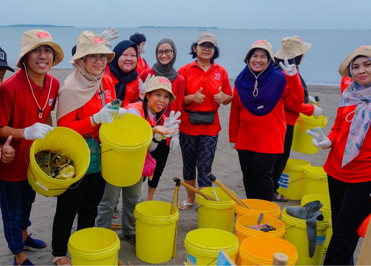 Aksi bersih-bersih Pantai Tanjung Pasir