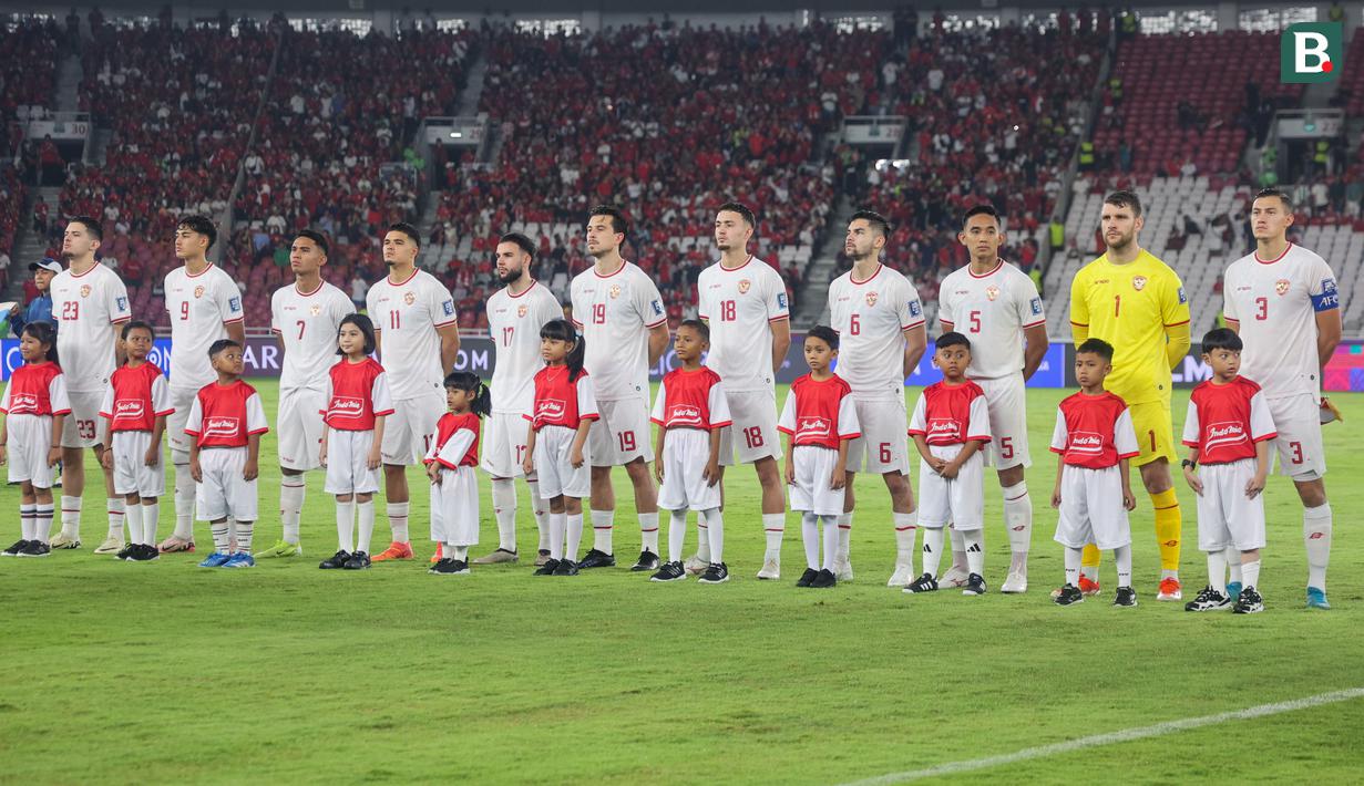 <p>Pemain Timnas Indonesia&nbsp;menyanyikan lagu kebangsaan Indonesia Raya pada laga lanjutan putaran ketiga Grup C Kualifikasi Piala Dunia 2026 melawan Arab Saudi di Stadion Utama Gelora Bung Karno (SUGBK), Senayan, Jakarta, Selasa (19/11/2024). (Bola.com/Abdul Aziz)</p>