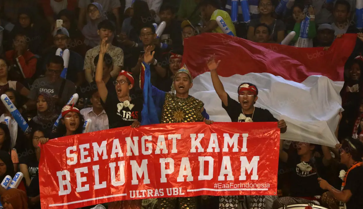 Suporter terus memberikan semangar lewat spanduk untuk mendukung pemain Indonesia pada Turnamen Indonesia Open 2016 di Istora Senayan, Jakarta, Rabu (1/5/2016). (Bola.com/Nicklas Hanoatubun)