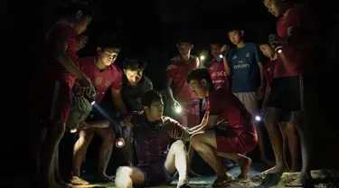 Gambar yang di upload Netflix Indonesia menampilkan adegan tim sepak bola junior dan pelatihnya saat terjebak di Gua Tham Luang Nang Non, Provinsi Chiang Rai, Thailand Utara. Serial Thai Cave Rescue menceritakan tentang misi penyelamatan tim sepak bola junior Wild Boars dan asisten pelatih mereka, Coach Eak yang terjebak di dalam Gua Tham Luang. (Instagram/@netflixid)