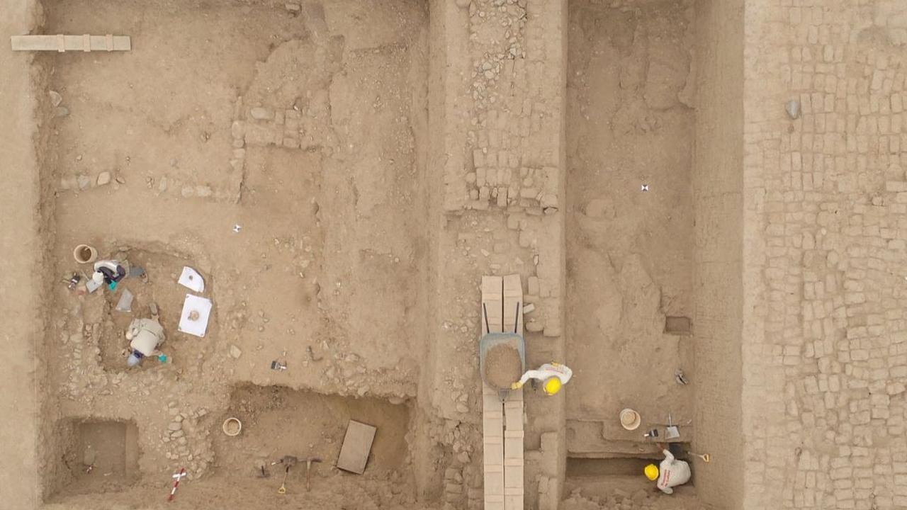 Foto udara memperlihatkan para arkeolog bekerja di sebuah situs di Trujillo , Peru, pada 8 Juli 2024. Di lokasi tersebut arkeolog menemukan kerangka orang-orang kaya dari peradaban kuno Chimu, masyarakat pra-Inca yang berkembang selama berabad-abad di dat