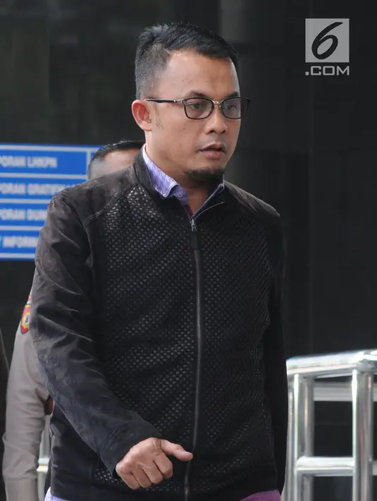 Ketua Fraksi PAN DPRD Lampung Agus Bhakti Nugroho saat tiba di Gedung KPK, Jakarta, Jumat (27/7). Agus diduga menerima suap terkait proyek infrastruktur. (Merdeka.com/Dwi Narwoko)