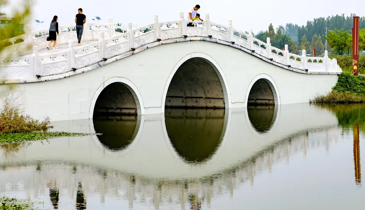 Orang-orang mengunjungi sebuah taman ekologi di Wilayah Cixian, Provinsi Hebei, China, pada 24 September 2020. Dalam beberapa tahun terakhir, Cixian berupaya menyempurnakan pengelolaan sungai dan restorasi ekologi untuk meningkatkan kualitas sistem perairan di wilayah tersebut. (Xinhua/Wang Xiao)