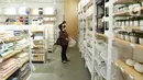 Pembeli memilih produk di gerai IUIGA Pondok Indah Mall 1 (PIM1), Jakarta (28/08/2021). Ritel asal Singapura resmi membuka gerai ke 5 bersamaan dengan mulai dibukanya kembali pusat perbelanjaan di Jawa - Bali setelah PPKM melengkapi 4 gerai yang telah dibuka di Jabodetabek. (Liputan6.com/HO/IUIGA)