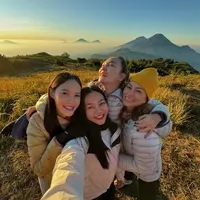Yura Yunita, Luna Maya, Marianne Rumantir, dan Della Dartyan sah jadi anak gunung dengan taklukkan Gunung Prau. Intip gaya outdoor khas pendaki yang kece dari ke empat bestie ini yuk! [@yurayunita]