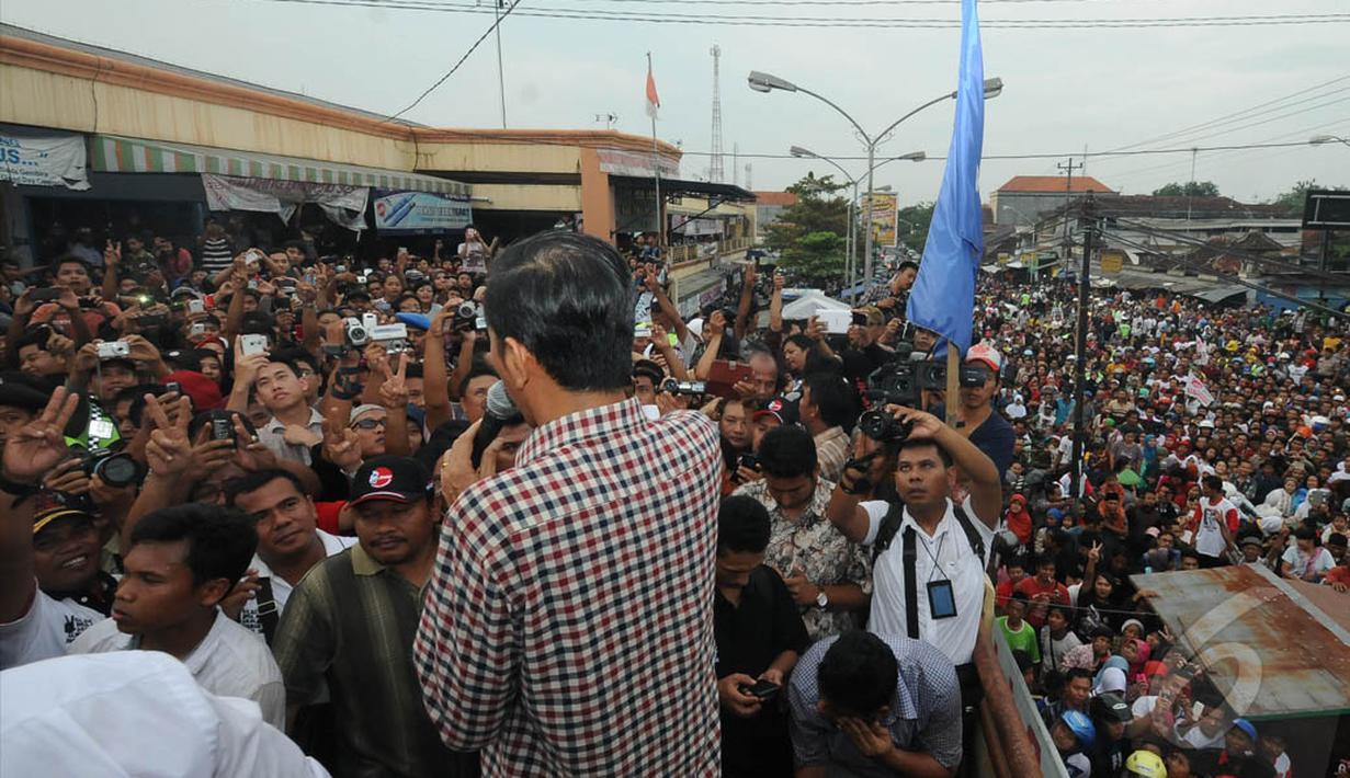 Ribuan orang berkumpul menutup jalan di depan Pasar Induk Kajen, Jalan Diponegoro, Pekalongan, Kamis (19/6/2014) (Liputan6.com/Herman Zakharia)