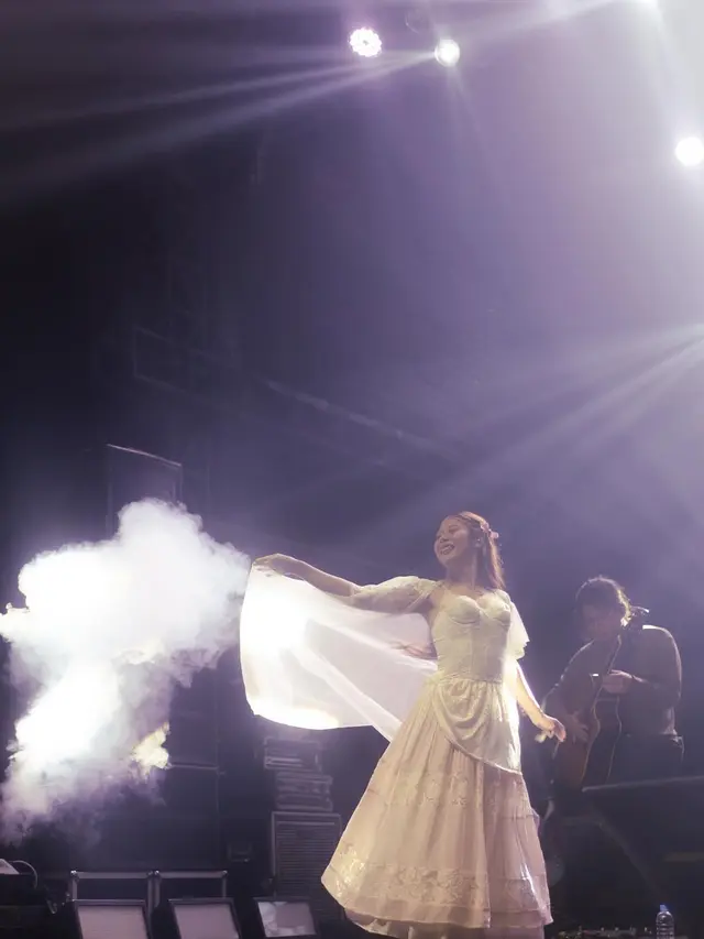 Tampilan Vintage Nadin Amizah dengan Gaun Putih Bakal Ramaikan KLBB 2025