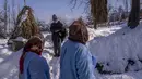 Seorang pria tua Kashmir yang menolak untuk disuntik vaksin berbicara dengan petugas kesehatan selama upaya vaksinasi COVID-19 di Budgam, barat daya Srinagar, Kashmir yang dikuasai India, pada 11 Januari 2022. (AP Photo/Dar Yasin)