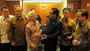 Pimpinan MPR RI Oesman Sapta Odang (ketiga dari kanan) menerima Presiden Association of Honorary Consuls to Indonesia Soy Martua Pardede (ketiga kiri), di Ruang Delegasi Parlemen RI, Jakarta, Senin (16/02/2015). (Liputan6.com/Andrian M Tunay)