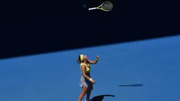Petenis asal Rusia, Svetlana Kuznetsova melempar raketnya saat melawan Anastasia Pavlyuchenkova pada di putaran keempat Austalia Open, Melbourne, Australia (22/1). (AFP/Paul Crock)