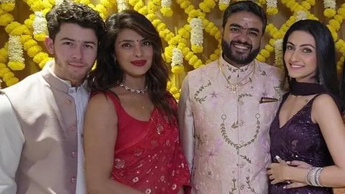 Gaya Couple Serasi Nick Jonas dan Priyanka Chopra Hadiri Acara Pertunangan Sang Adik