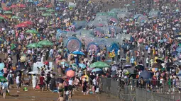 Wisatawan memadati pantai untuk mendinginkan diri di Qingdao, China timur, pada 3 Agustus 2019. Banyak warga di Negeri Tirai Bambu memanfaatkan musim panas dengan mengunjungi pantai untuk mengisi liburan. (Photo by FRED DUFOUR / AFP)