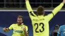 Pemain Gent, Laurent Depoitre (kiri) saat mencetak gol ke gawang FC Zenit pada lanjutan liga Champions grup H di Stadion KAA Gent, Kamis (10/12/2015) dini hari WIB. (AFP Photo/John Thys)