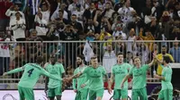 Para pemain Real Madrid merayakan gol yang dicetak oleh Luka Modric ke gawang Valencia pada laga Piala Super Spanyol di Stadion King Abdullah Sport City, Arab Saudi, Rabu (8/1/2020). Real Madrid menang 3-1 atas Valencia. (AP/Amr Nabil)