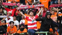 Ekspresi suporter Persija saat bertanding melawan Bali United dalam lanjutan BRI Liga 1 di Stadion Patriot Candrabhaga, Bekasi. Minggu (15/1/2023). (Bola.com/Arief Bagus).
