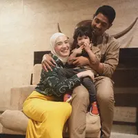 Arya Saloka bersama keluarga (Instagram/arya.saloka)