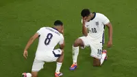 Jude Bellingham dan Trent Alexander Arnold melakukan selebrasi unik usai Inggris mencetak gol ke gawang Serbia pada laga grup C Euro 2024 (AP)